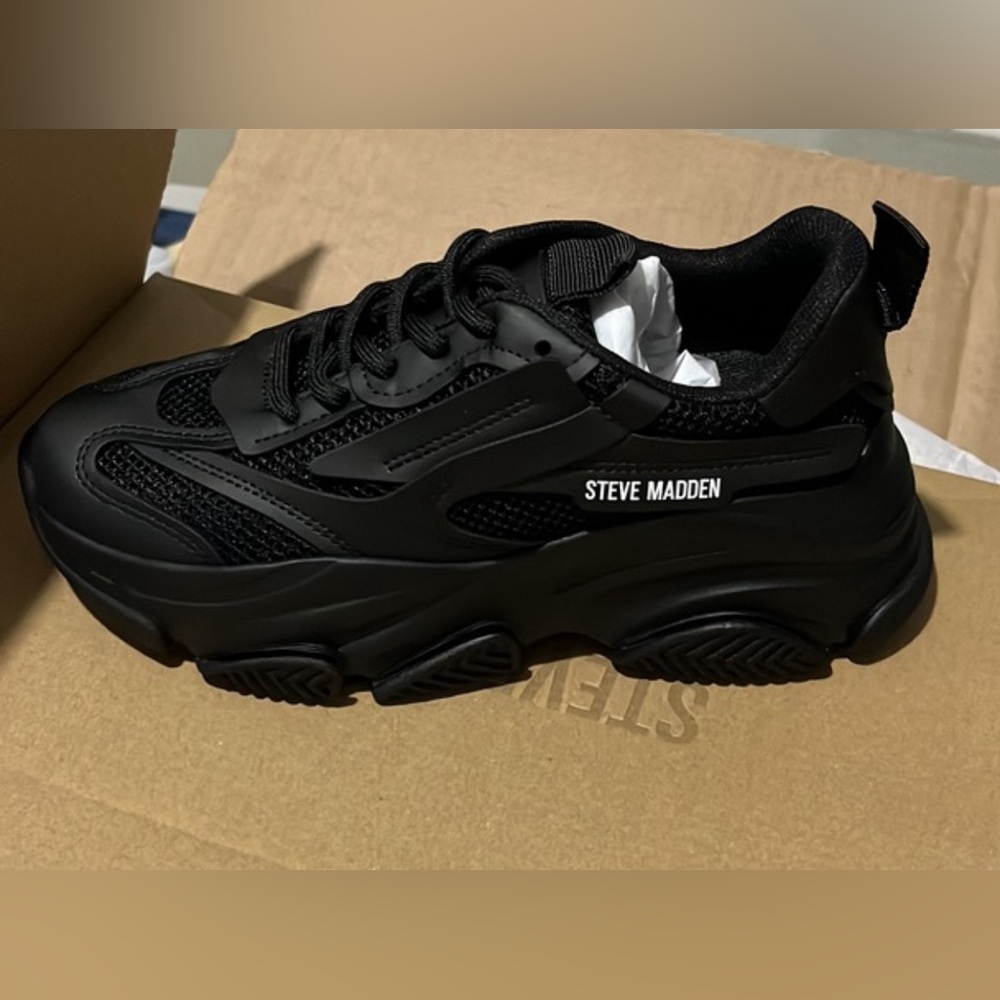 Steve Madden - Women Possession Sneakers - Black.  Size: 10 NIB